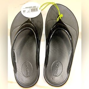 OOFOS! OOLALA - BLACK SIZE 7 - BRAND NEW WITH TAGS!